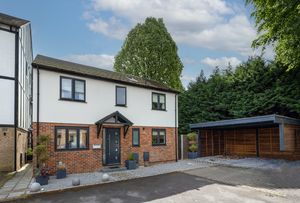 Kings Chase, East Molesey- click for photo gallery